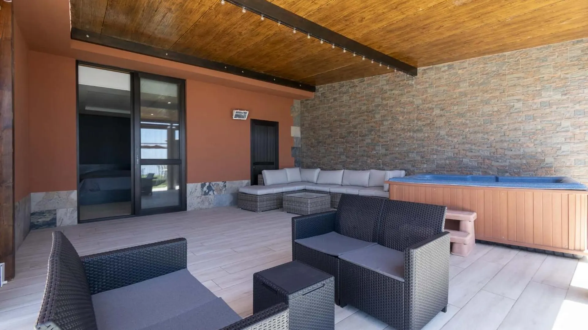 The Stables Villa Arona