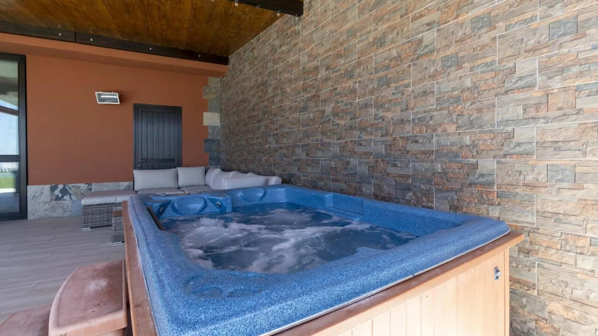 The Stables Villa Arona